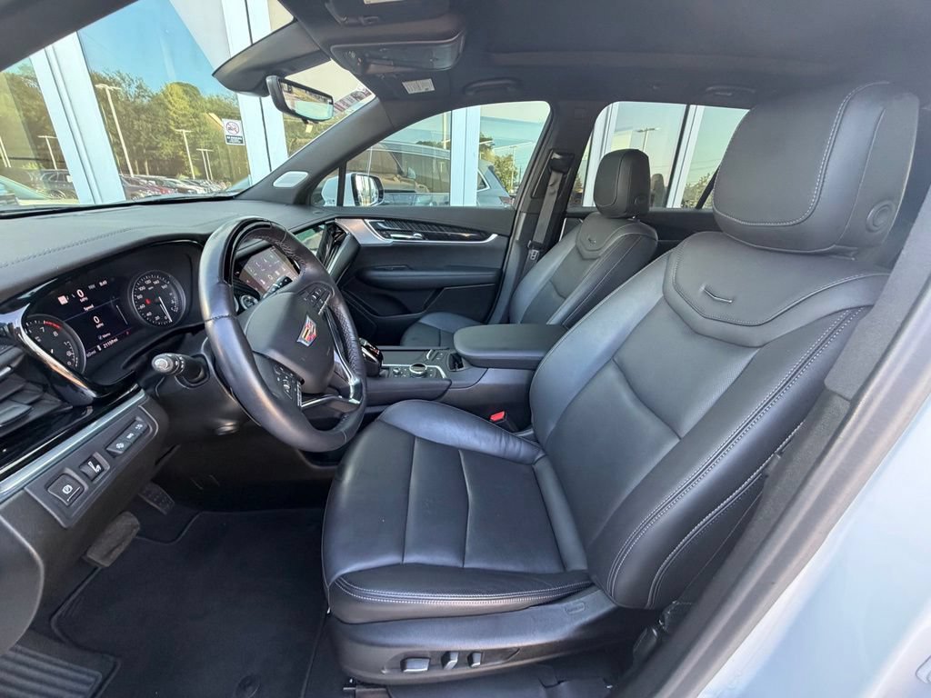Used 2025 Cadillac XT6 Premium Luxury w/ Technology Package FWD image 9