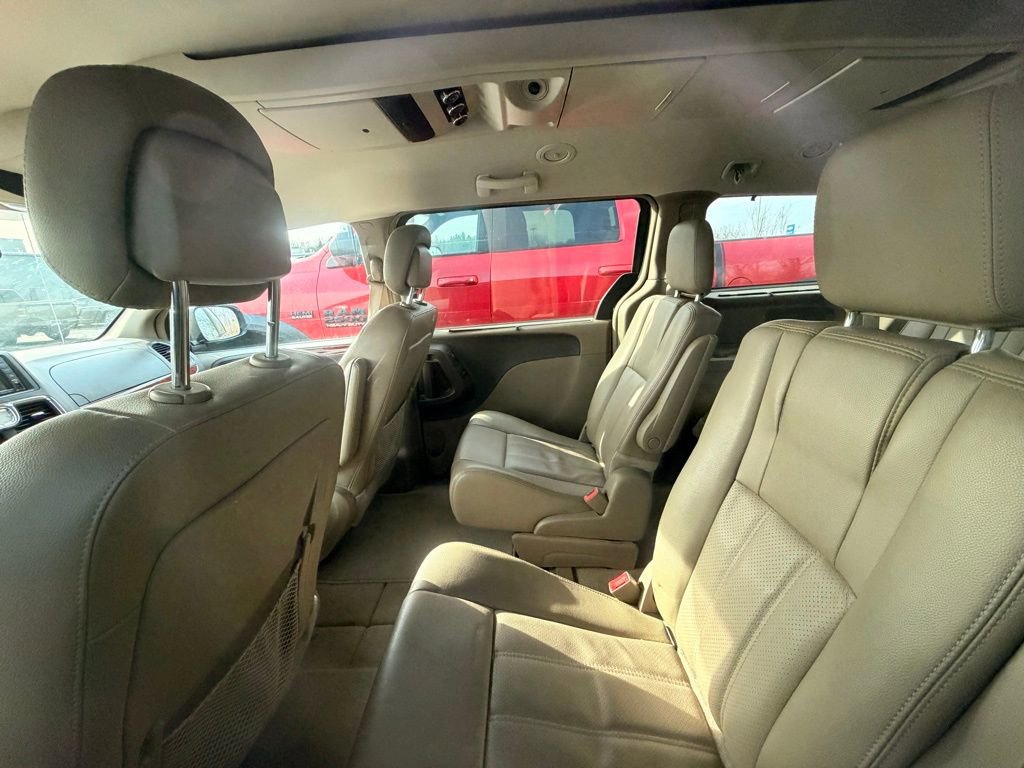 Used 2014 Chrysler Town & Country Touring-L w/ Driver Convenience Group image 11
