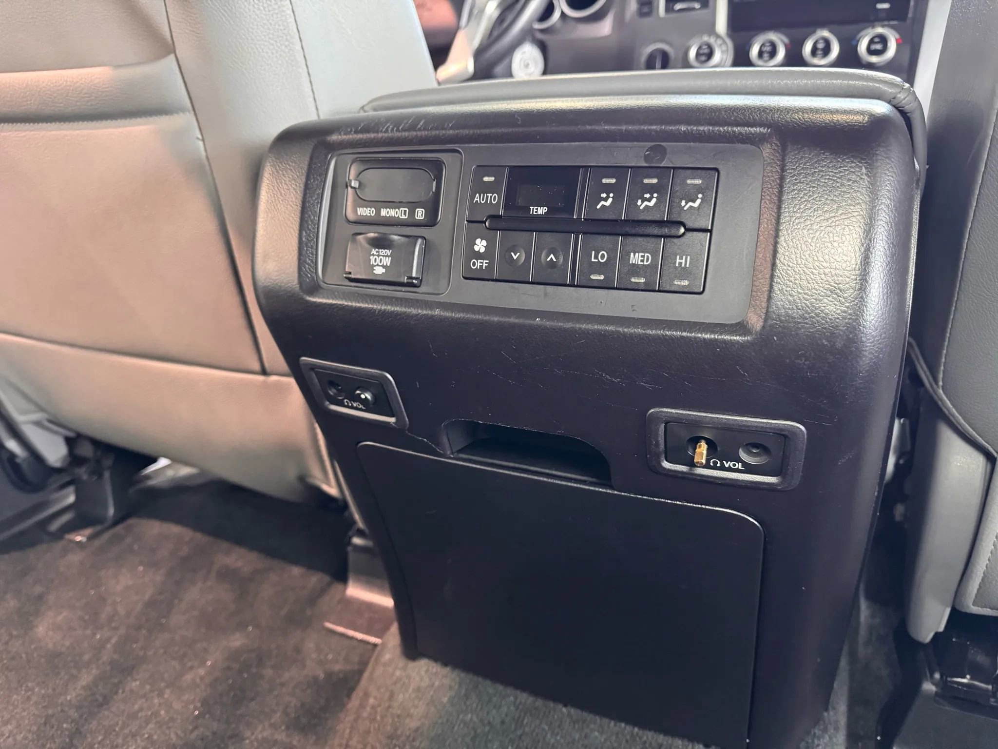 Used 2014 Toyota Sequoia Platinum image 17