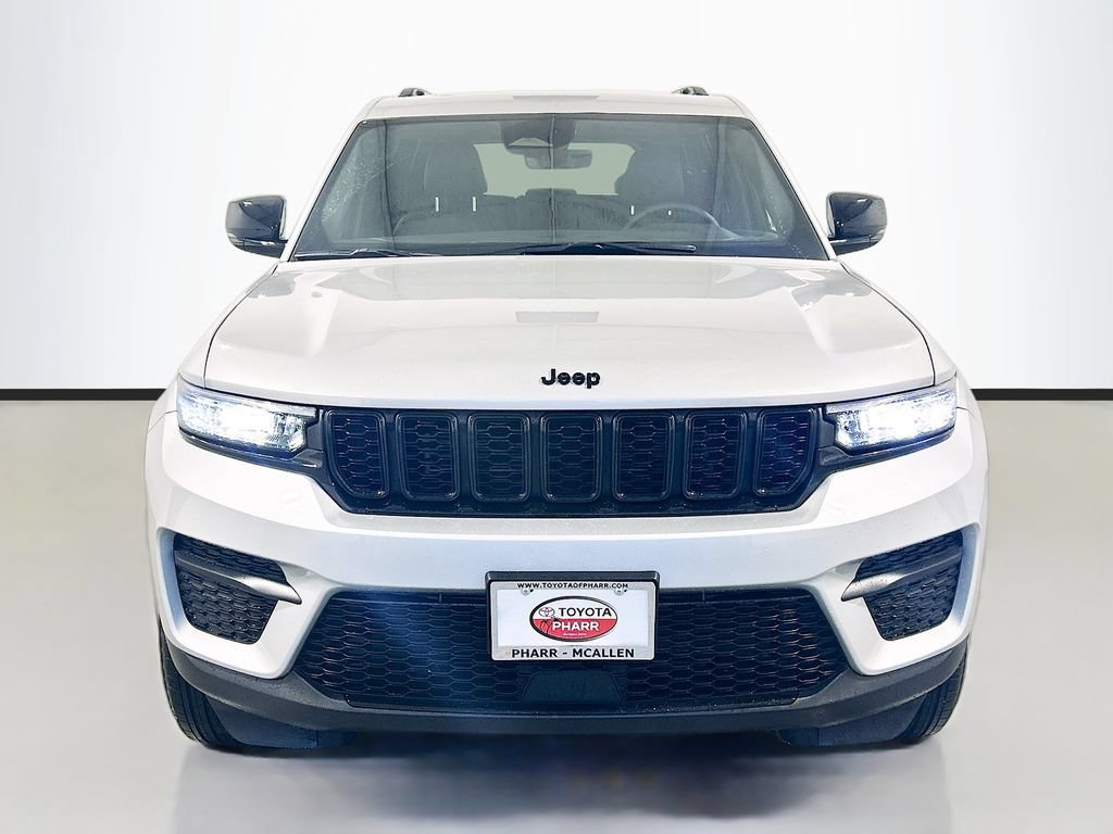 Used 2025 Jeep Grand Cherokee Altitude RWD image 2