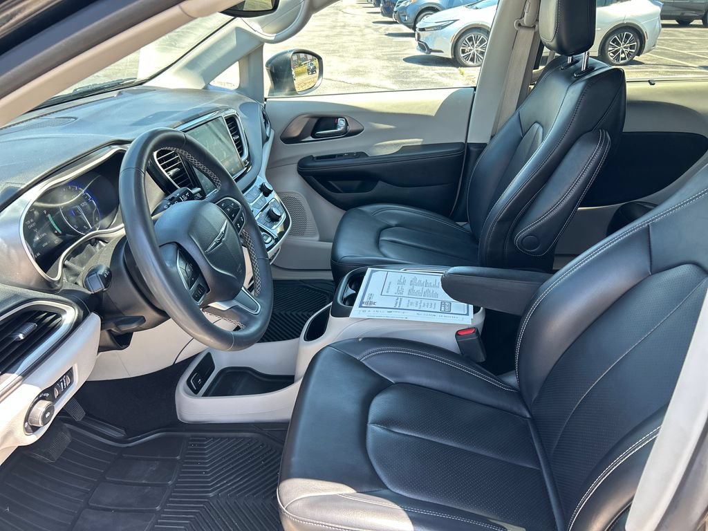 Used 2023 Chrysler Pacifica Touring-L FWD image 11