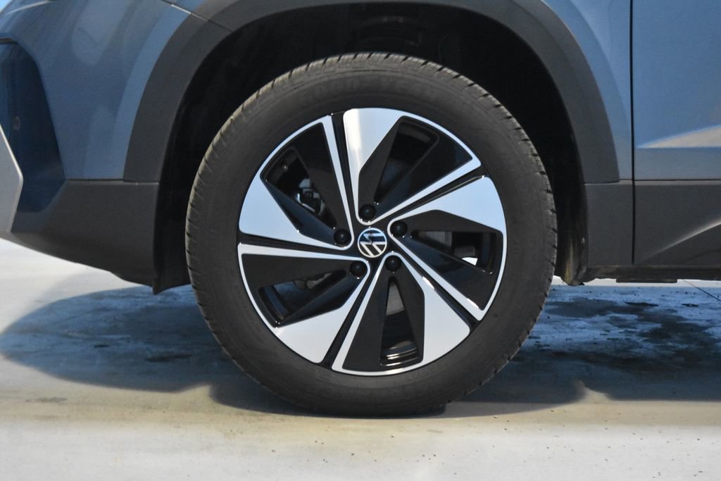 Certified 2025 Volkswagen Taos SE w/ Panoramic Sunroof Package image 21