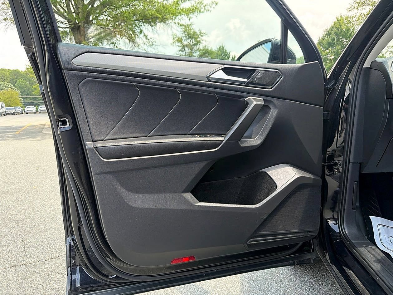 Used 2023 Volkswagen Tiguan SE w/ Panoramic Sunroof Package FWD image 14