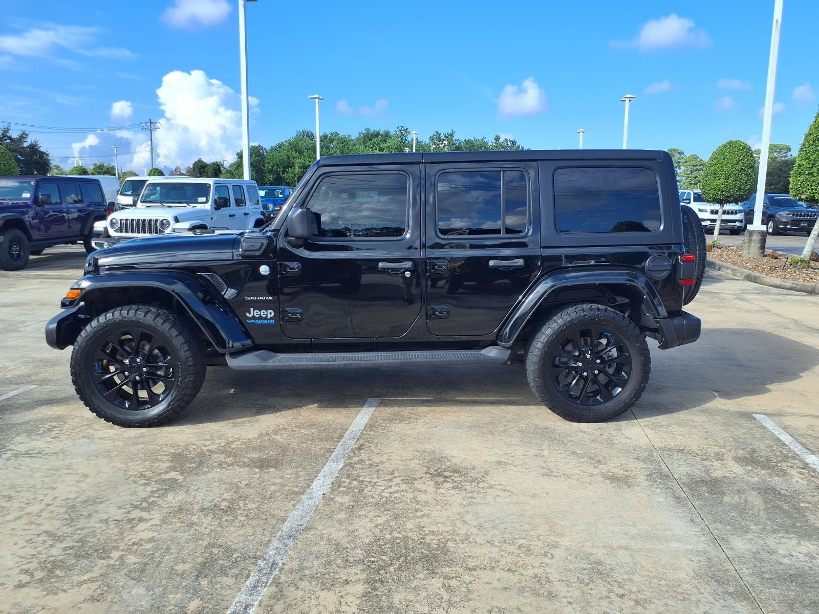 Used 2022 Jeep Wrangler Unlimited Sahara w/ Cold Weather Group AWD/4WD image 10