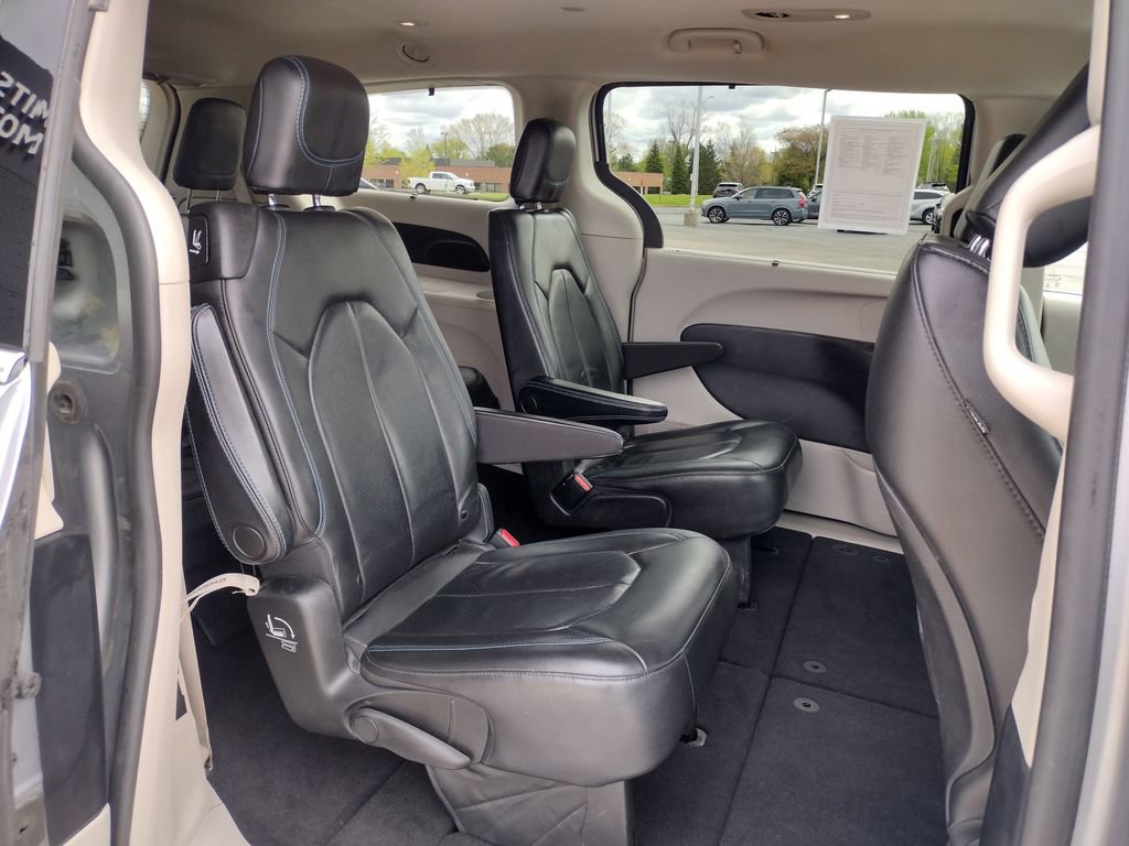 Used 2021 Chrysler Pacifica Touring-L FWD image 11