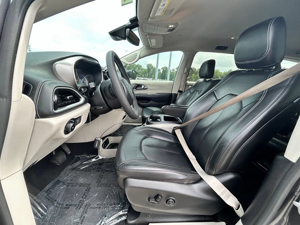 Used 2022 Chrysler Pacifica Touring-L w/ Uconnect Theater Family Group FWD image 14
