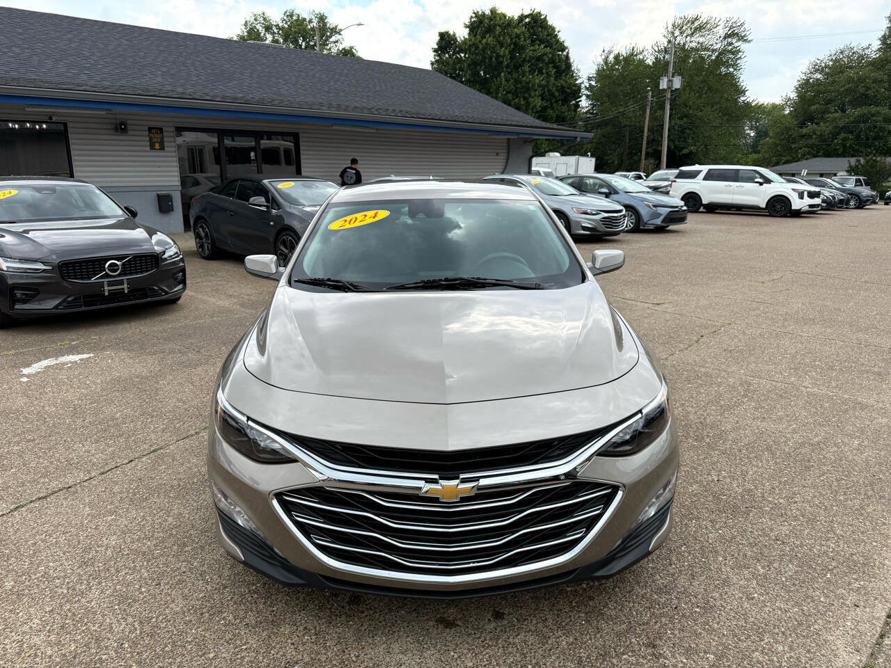 Used 2024 Chevrolet Malibu LT image 2