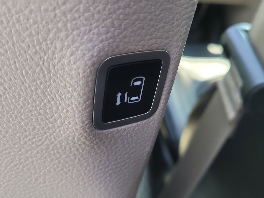 Used 2024 Chrysler Pacifica Touring-L image 10