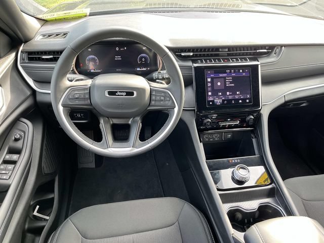 Used 2025 Jeep Grand Cherokee Laredo X AWD/4WD image 12