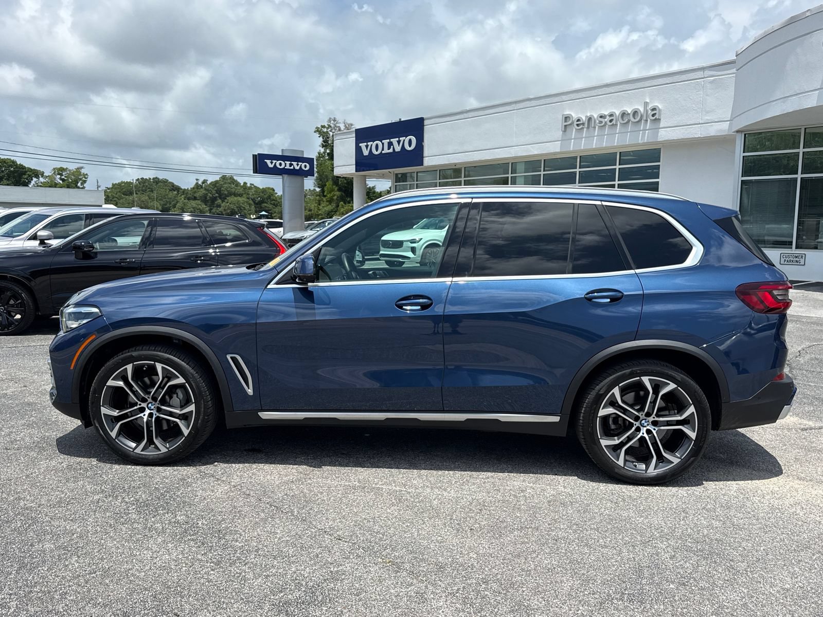 Used 2022 BMW X5 xDrive40i w/ Premium Package AWD/4WD image 2