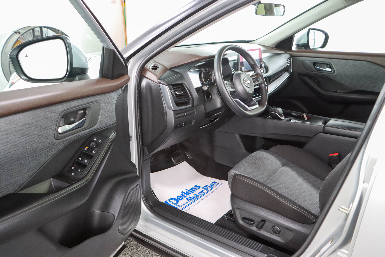 Used 2023 Nissan Rogue SV FWD image 3