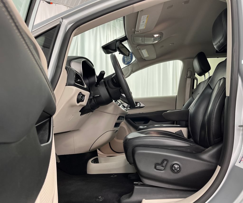 Used 2023 Chrysler Pacifica Touring-L AWD/4WD image 19