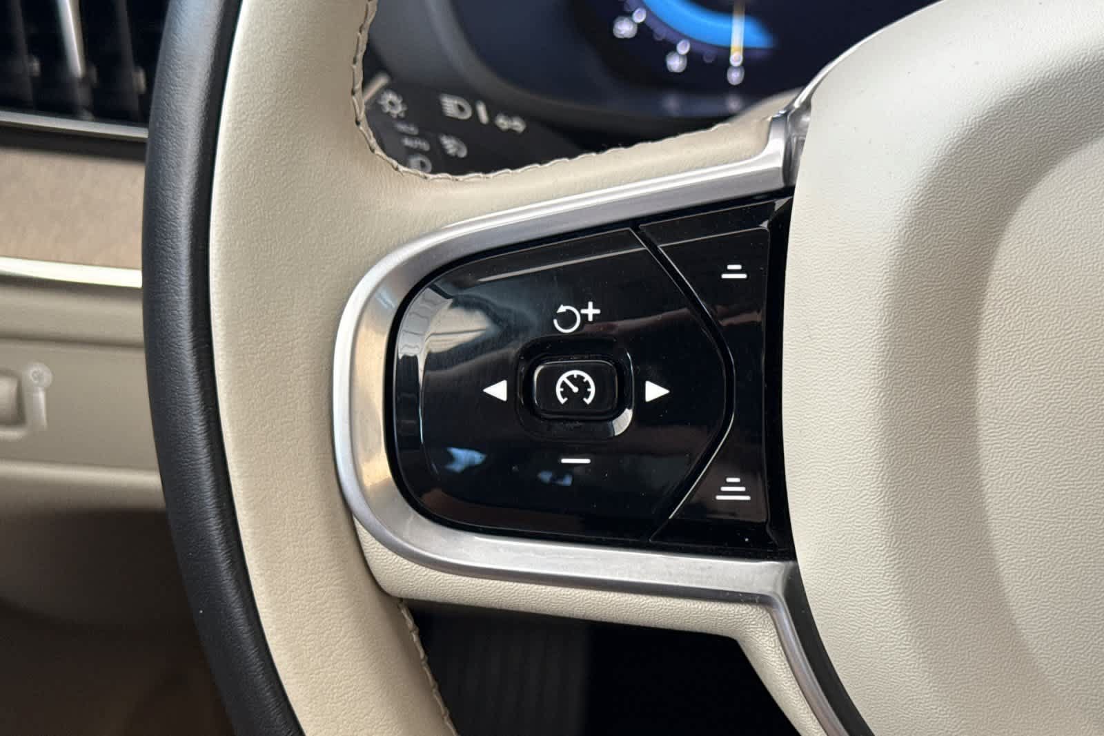 Used 2022 Volvo XC60 B5 Inscription w/ Advanced Package FWD image 27