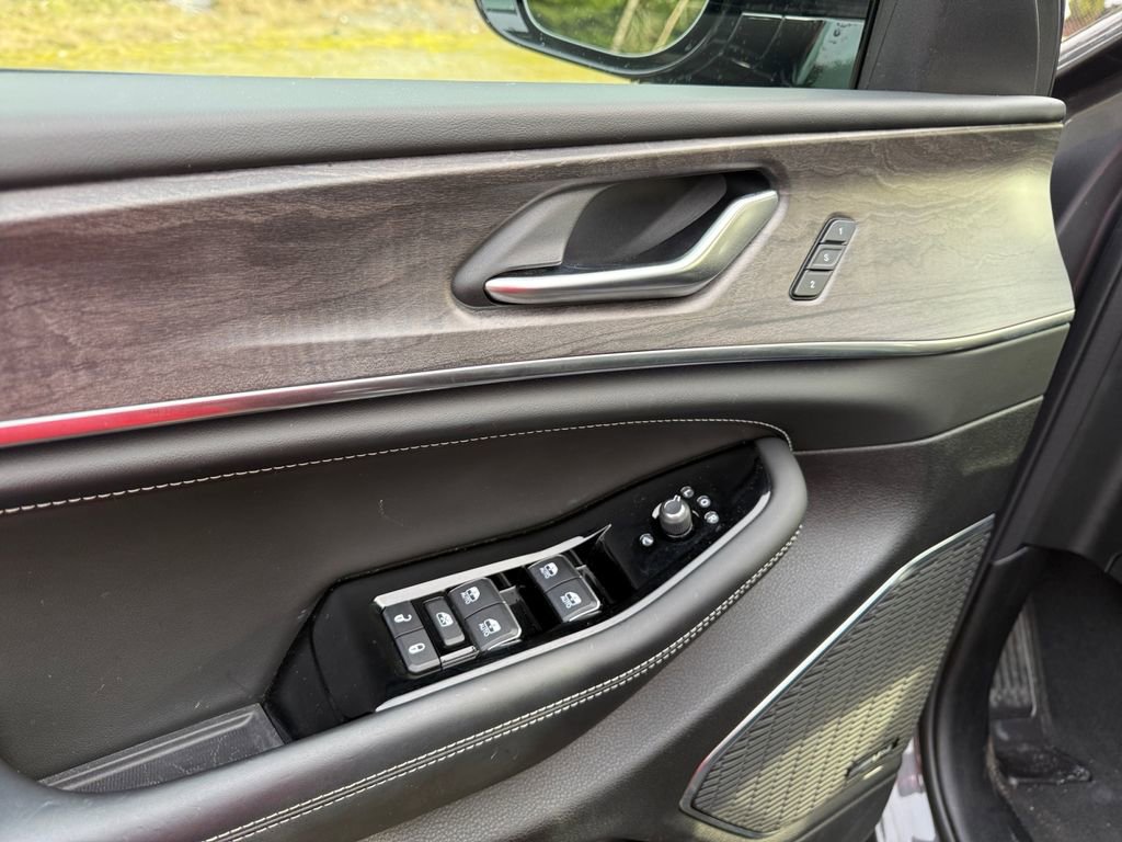 Used 2023 Jeep Grand Cherokee L Overland image 13