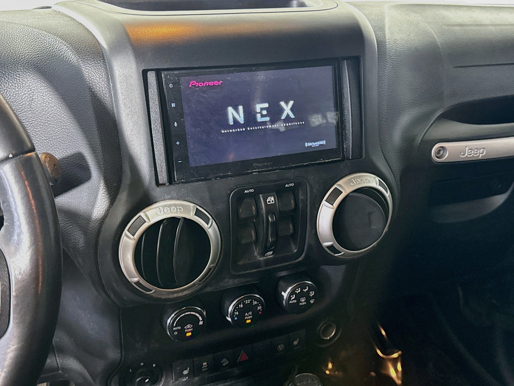 Used 2018 Jeep Wrangler Unlimited Rubicon w/ Cold Weather Group AWD/4WD image 18