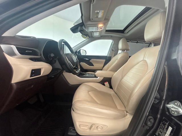 Used 2021 Toyota Highlander XLE AWD/4WD image 2