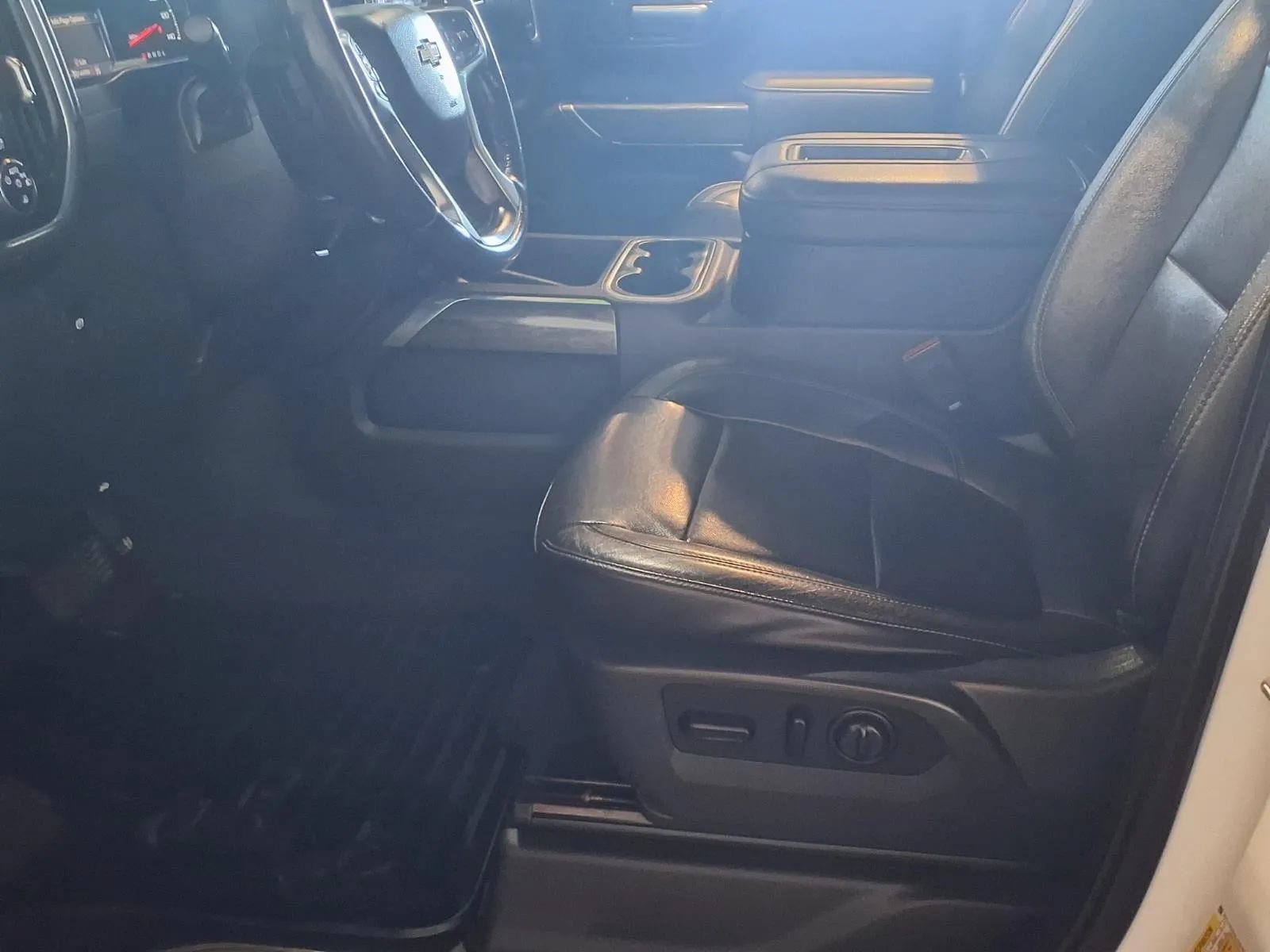 Used 2020 Chevrolet Silverado 1500 LTZ w/ LTZ Convenience Package AWD/4WD image 19