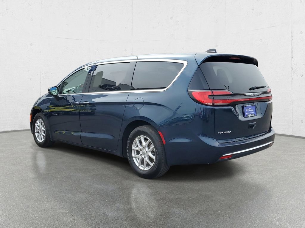 Used 2023 Chrysler Pacifica Touring-L image 5