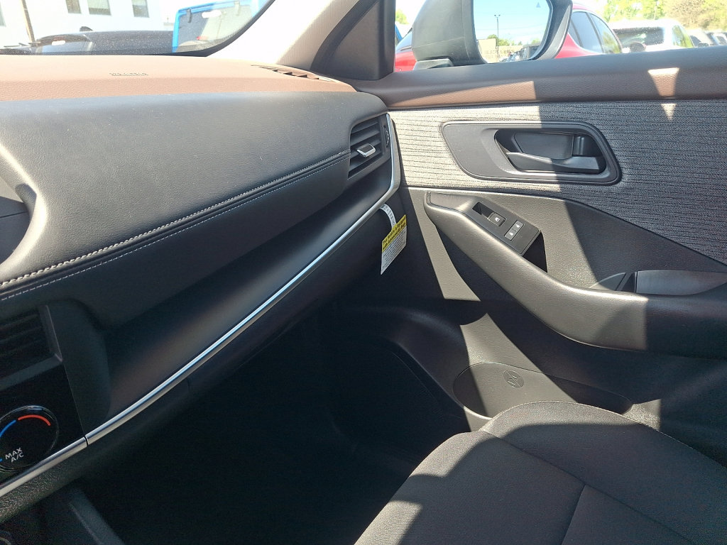 Used 2023 Nissan Rogue S AWD/4WD image 31