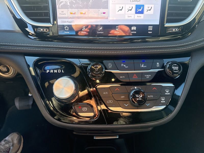 Used 2026 Chrysler Pacifica Select image 16