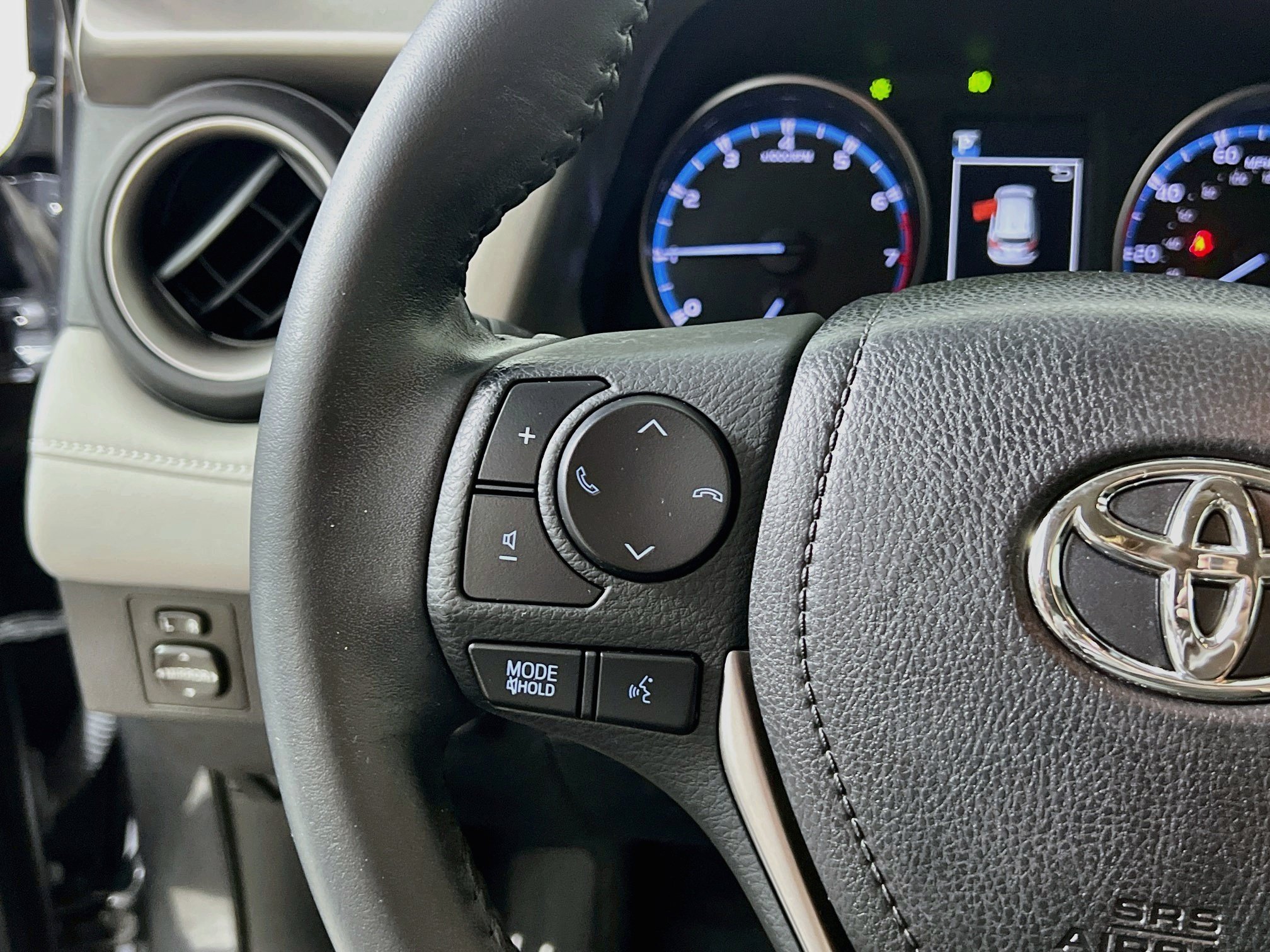 Used 2018 Toyota RAV4 XLE FWD image 19