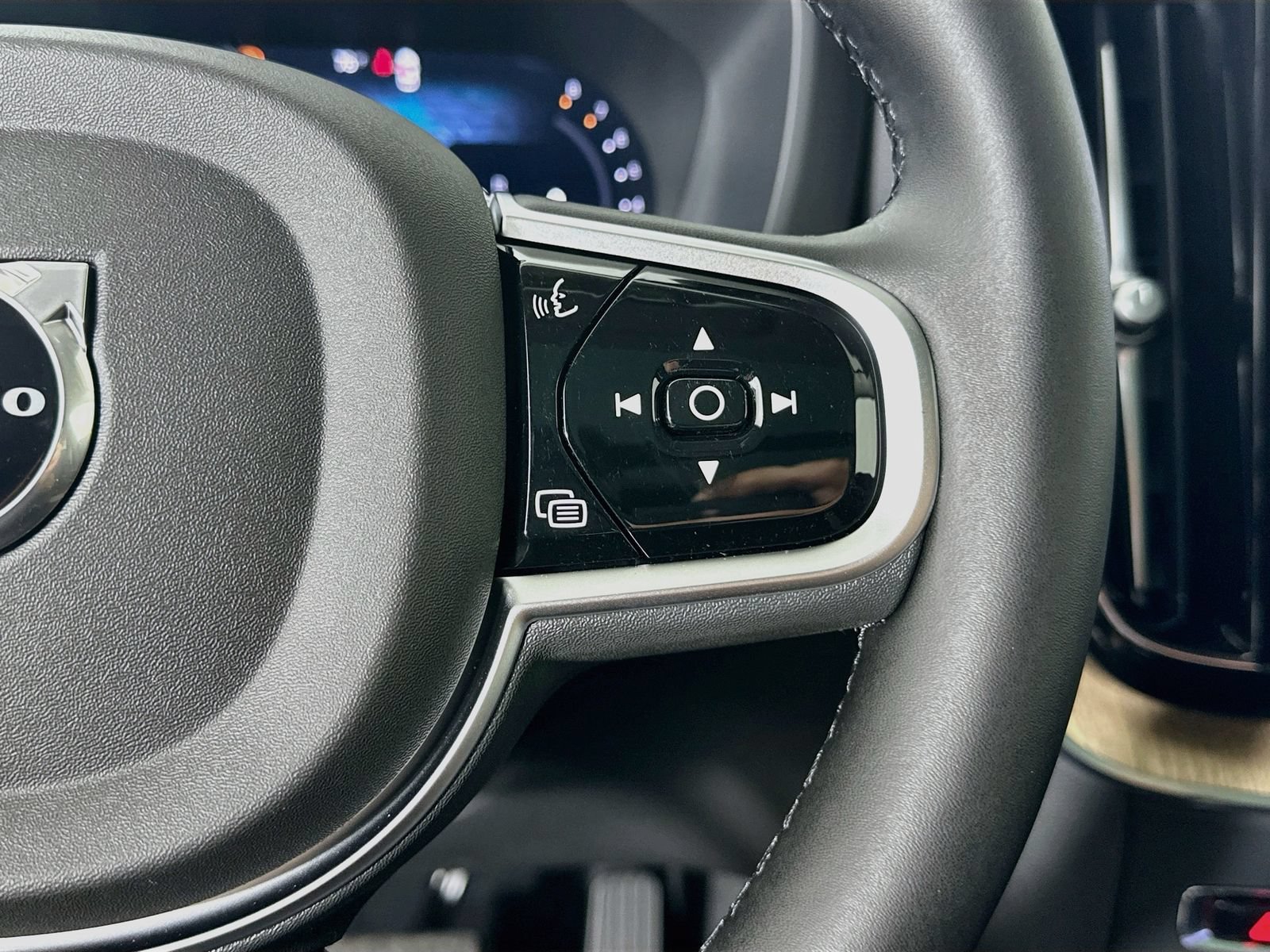 New 2026 Volvo XC60 B5 Plus w/ Protection Package Premier AWD/4WD image 18
