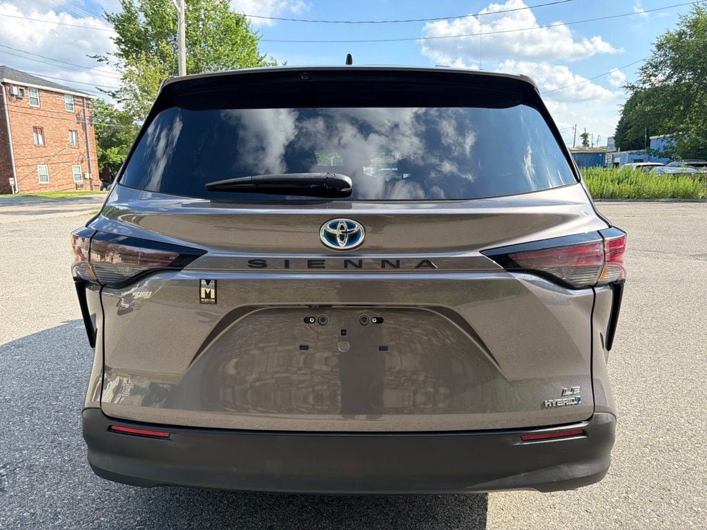 Used 2024 Toyota Sienna LE w/ LE Plus Package FWD image 6