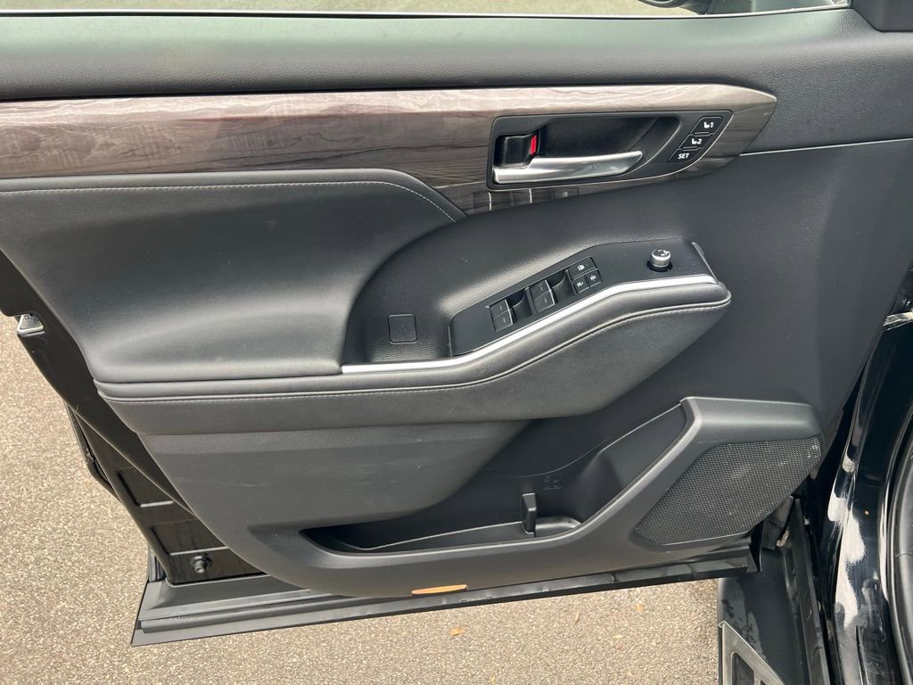 Used 2020 Toyota Highlander Platinum image 14