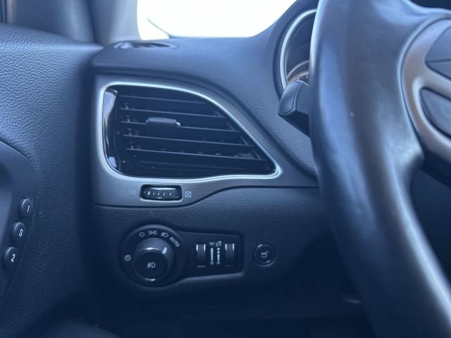 Used 2019 Jeep Cherokee Limited image 19