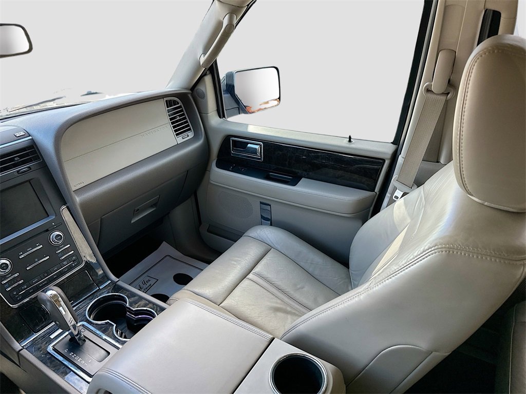 Used 2016 Lincoln Navigator Select image 25