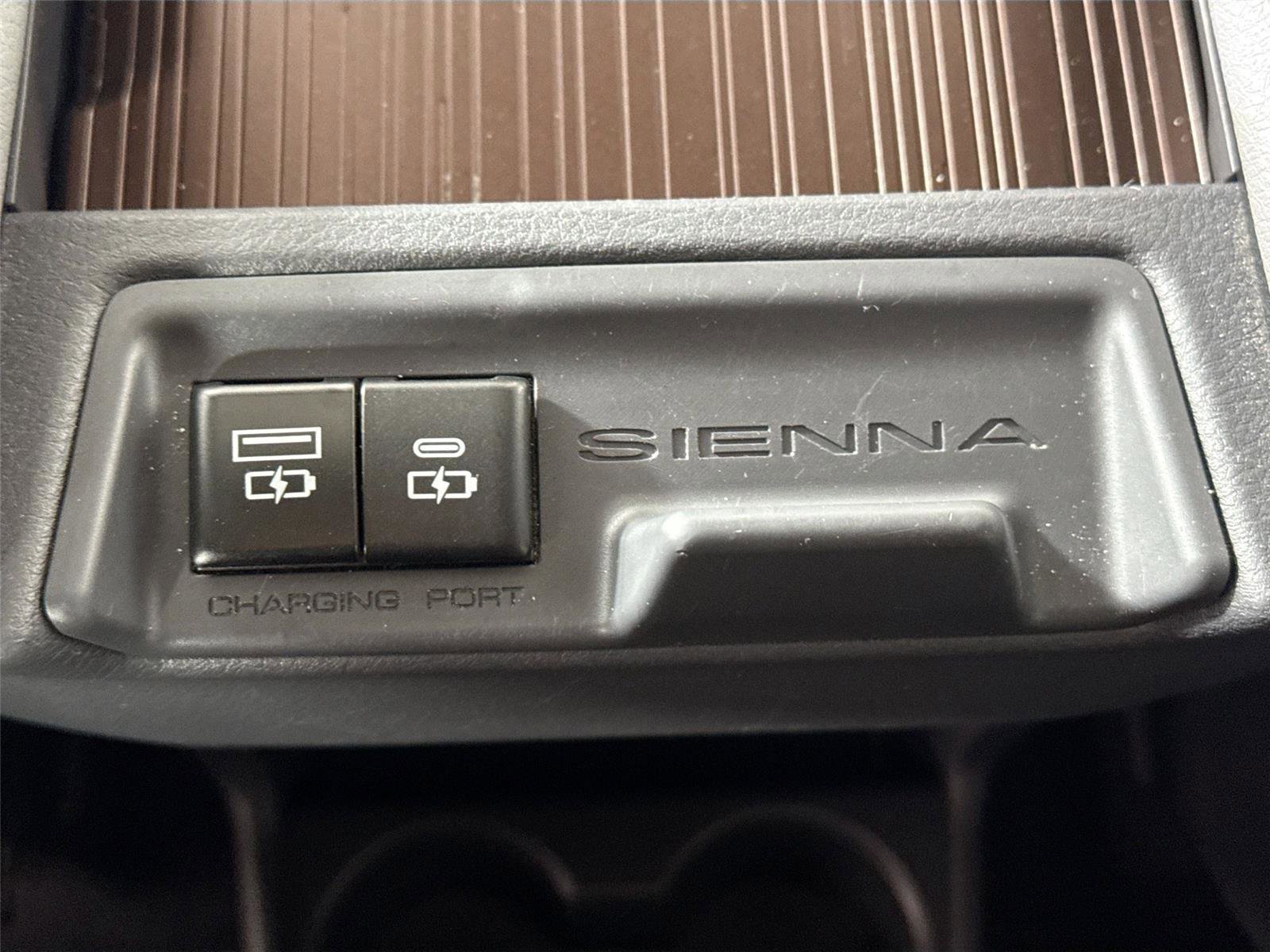 Certified 2024 Toyota Sienna XLE FWD image 33
