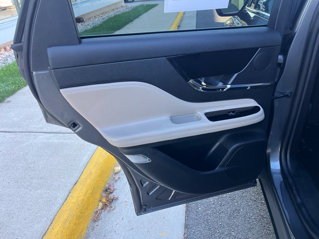 Used 2025 Lincoln Corsair AWD image 19