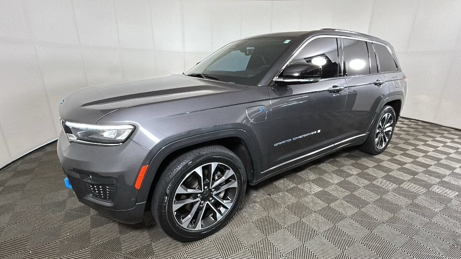 Used 2023 Jeep Grand Cherokee Overland w/ Luxury Tech Group IV AWD/4WD image 8