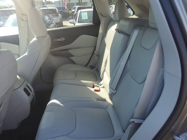 Used 2020 Jeep Cherokee Limited w/ Luxury Group image 14