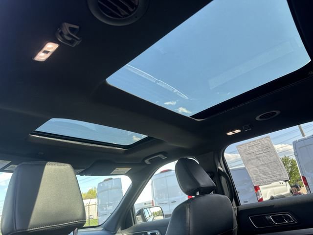 Used 2018 Ford Explorer XLT w/ Equipment Group 202A AWD/4WD image 18