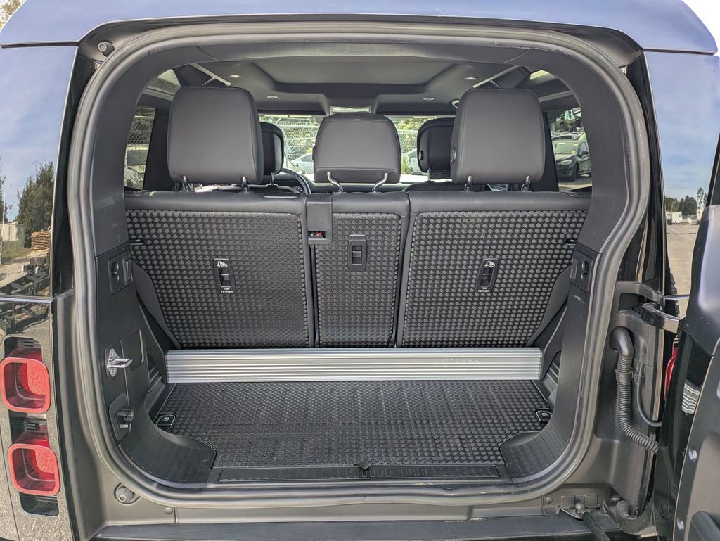 Used 2023 Land Rover Defender 90 X-Dynamic SE image 31