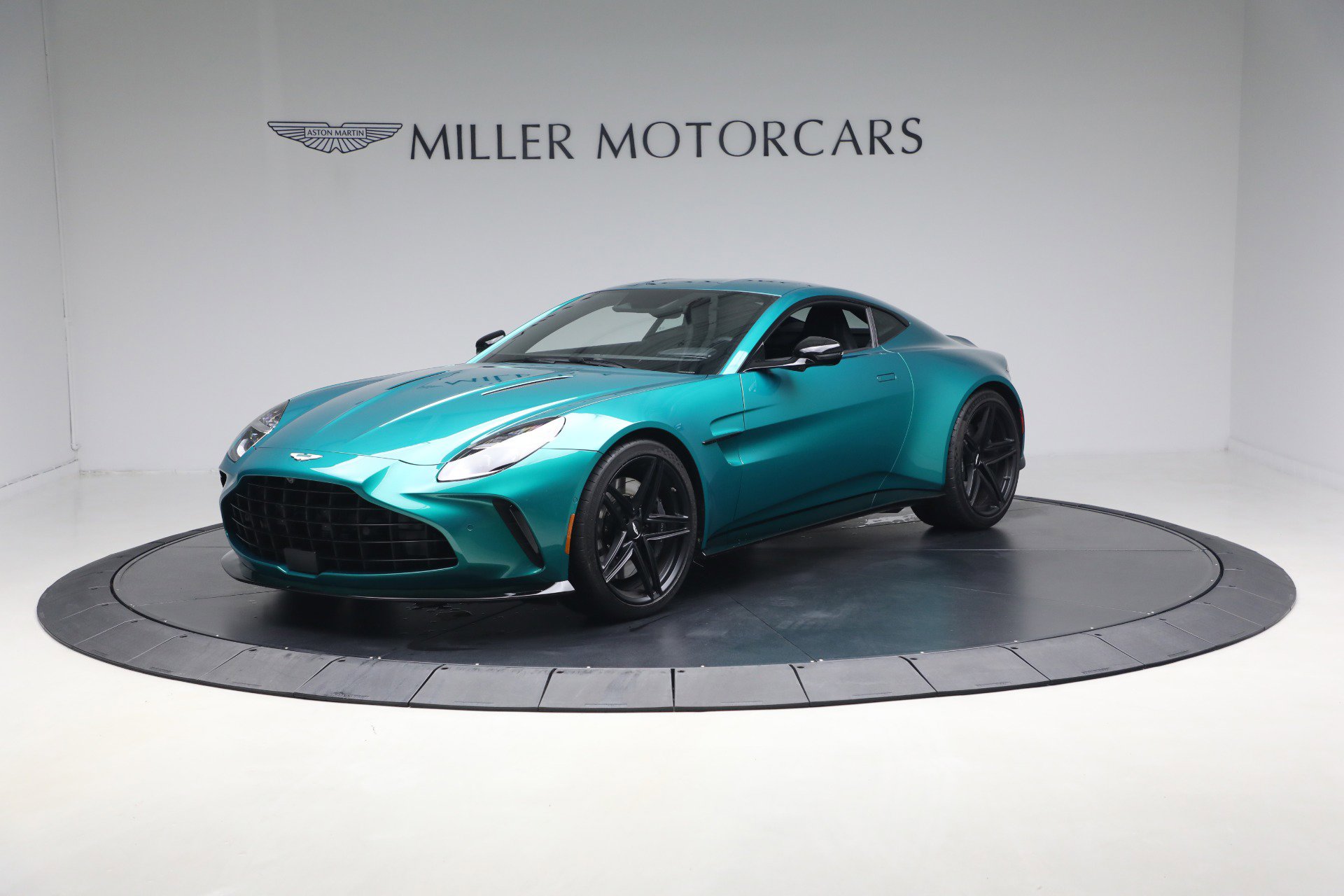 Used 2025 Aston Martin V8 Vantage Coupe image 2