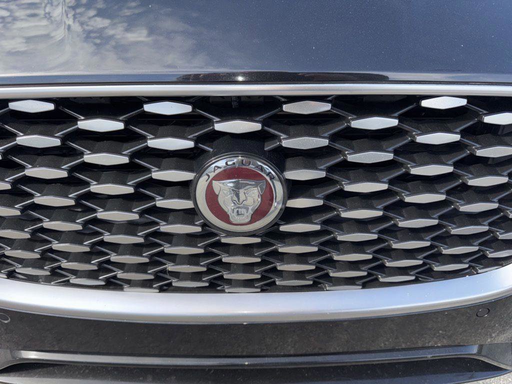 Used 2022 Jaguar XF SE image 38