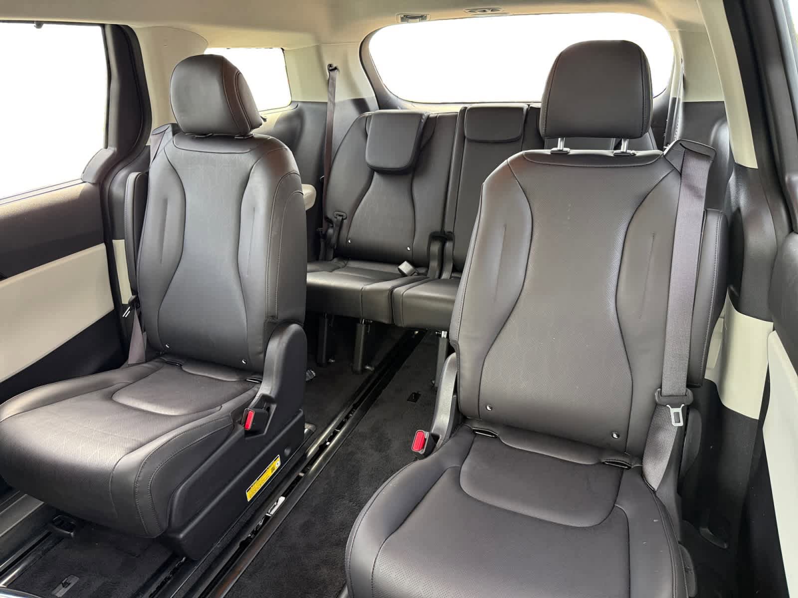 Used 2024 Kia Carnival EX image 19