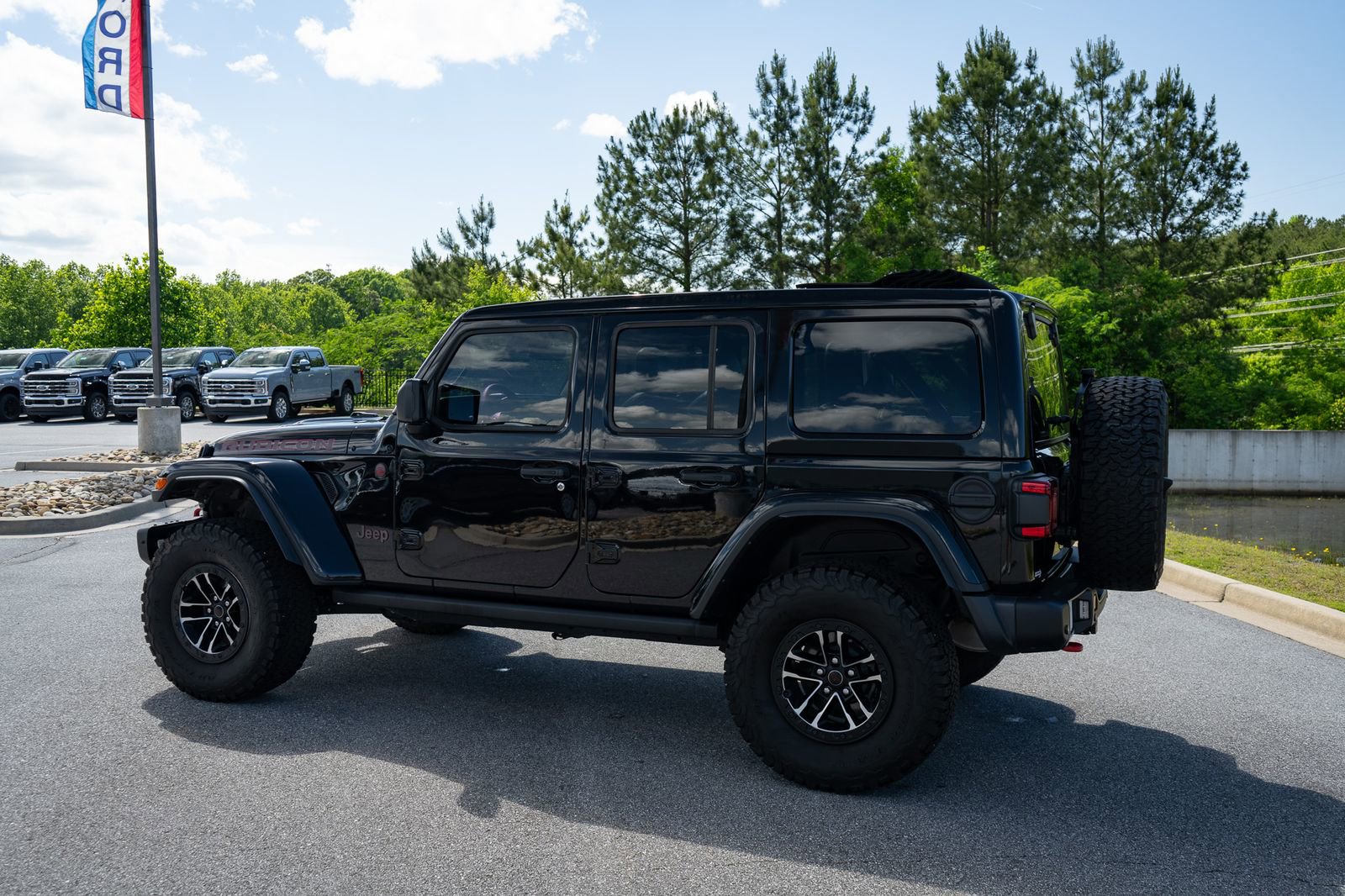 Used 2024 Jeep Wrangler Unlimited Rubicon AWD/4WD image 7