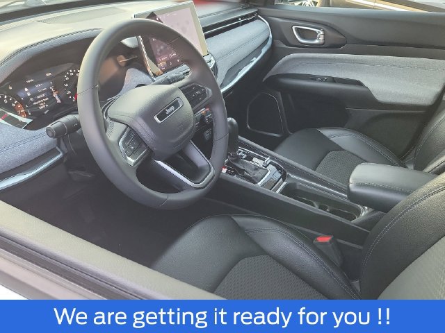 Used 2024 Jeep Compass Latitude AWD/4WD image 3