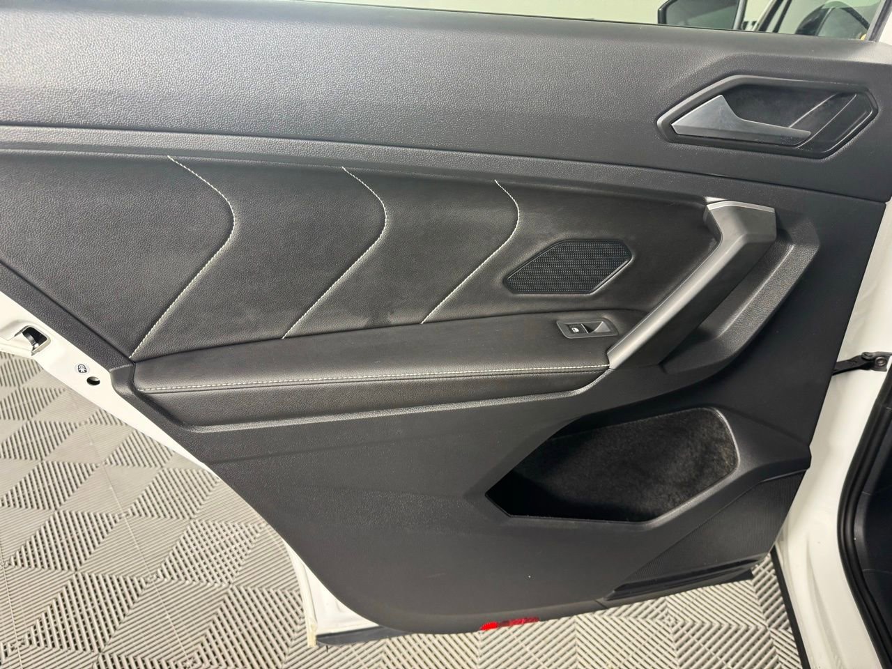 Used 2024 Volkswagen Tiguan SE R-Line image 24