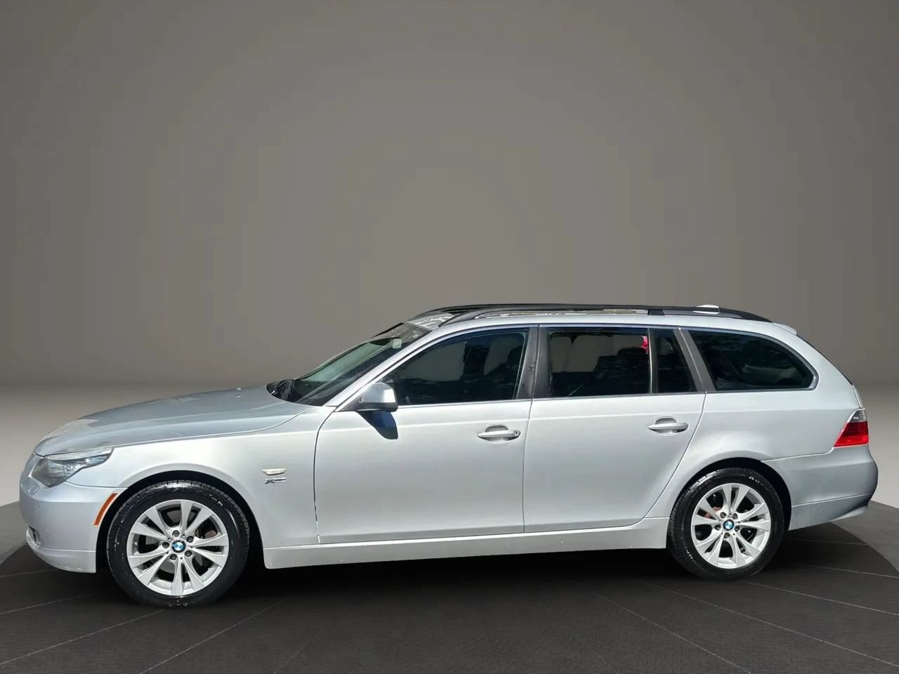 Used 2010 BMW 535i xDrive Wagon AWD/4WD image 8