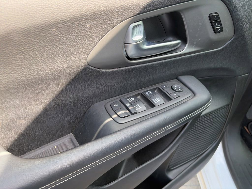 Used 2025 Chrysler Pacifica Select FWD image 18