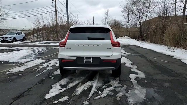 Used 2025 Volvo XC40 B5 Core image 7