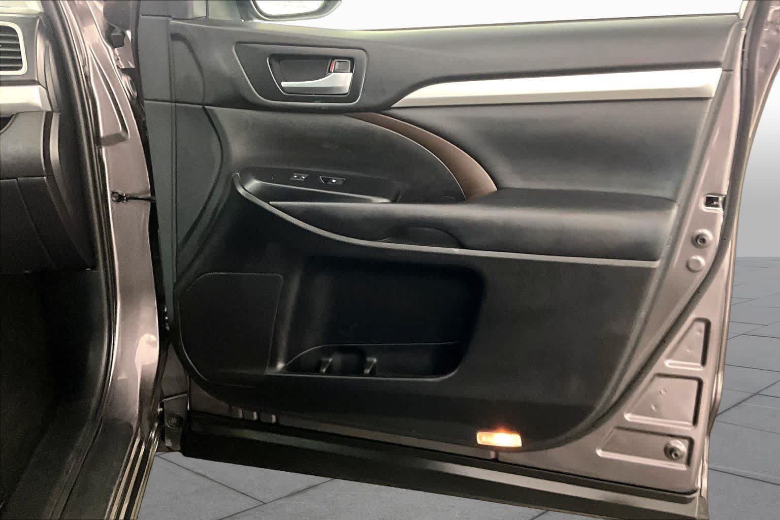 Used 2019 Toyota Highlander XLE AWD/4WD image 22