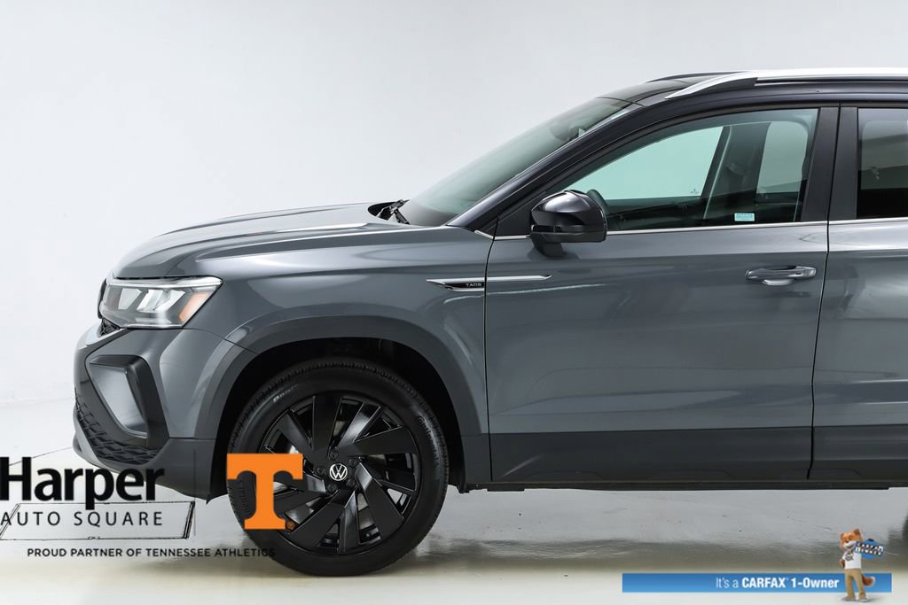 Used 2024 Volkswagen Taos SE w/ Panoramic Sunroof Package image 3