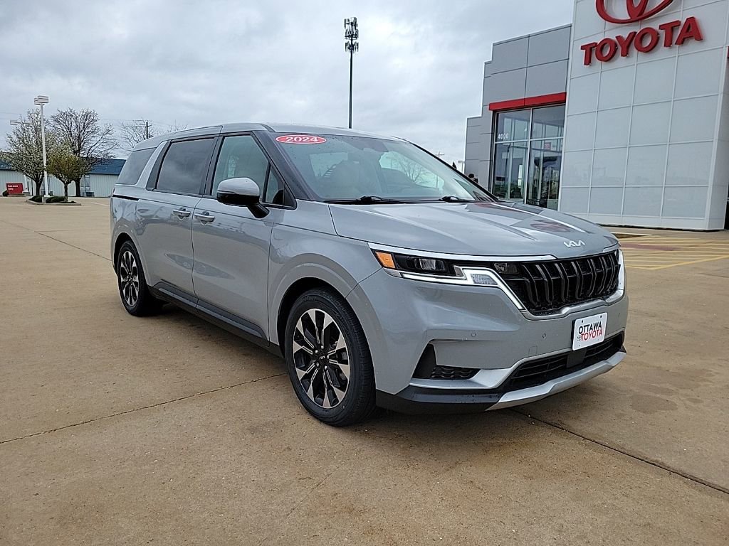 Used 2024 Kia Carnival EX image 1