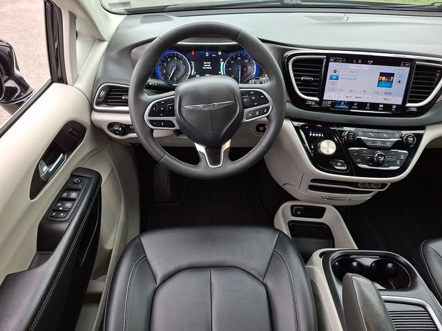 Used 2024 Chrysler Pacifica Touring-L FWD image 12