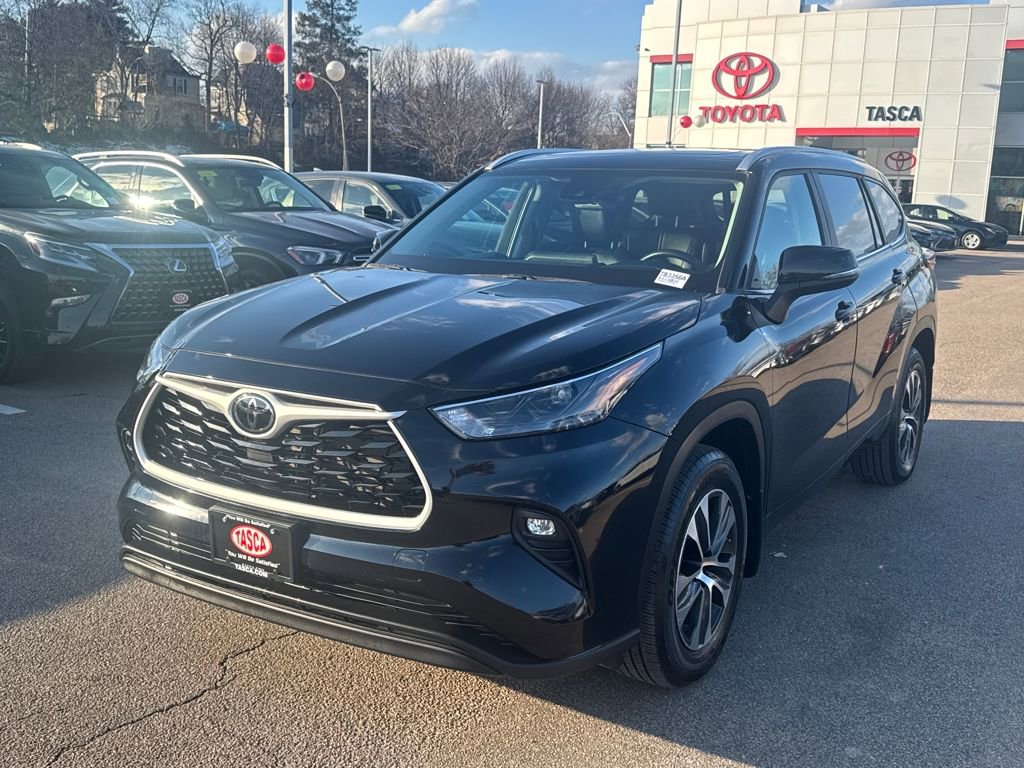 Used 2024 Toyota Highlander XLE image 3